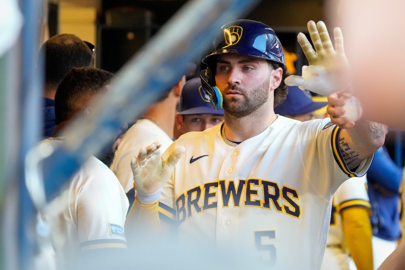 Hitless through seven innings, Brewers rally in eighth to beat Cardinals 2-1 | iNFOnews.ca