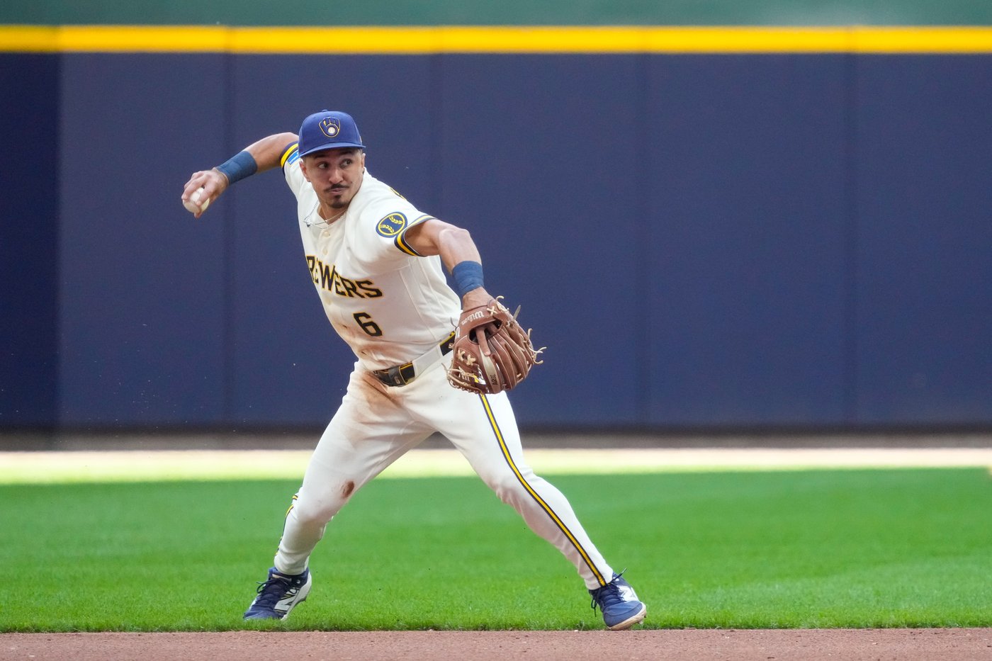 Hitless through seven innings, Brewers rally in eighth to beat Cardinals 2-1 | iNFOnews.ca