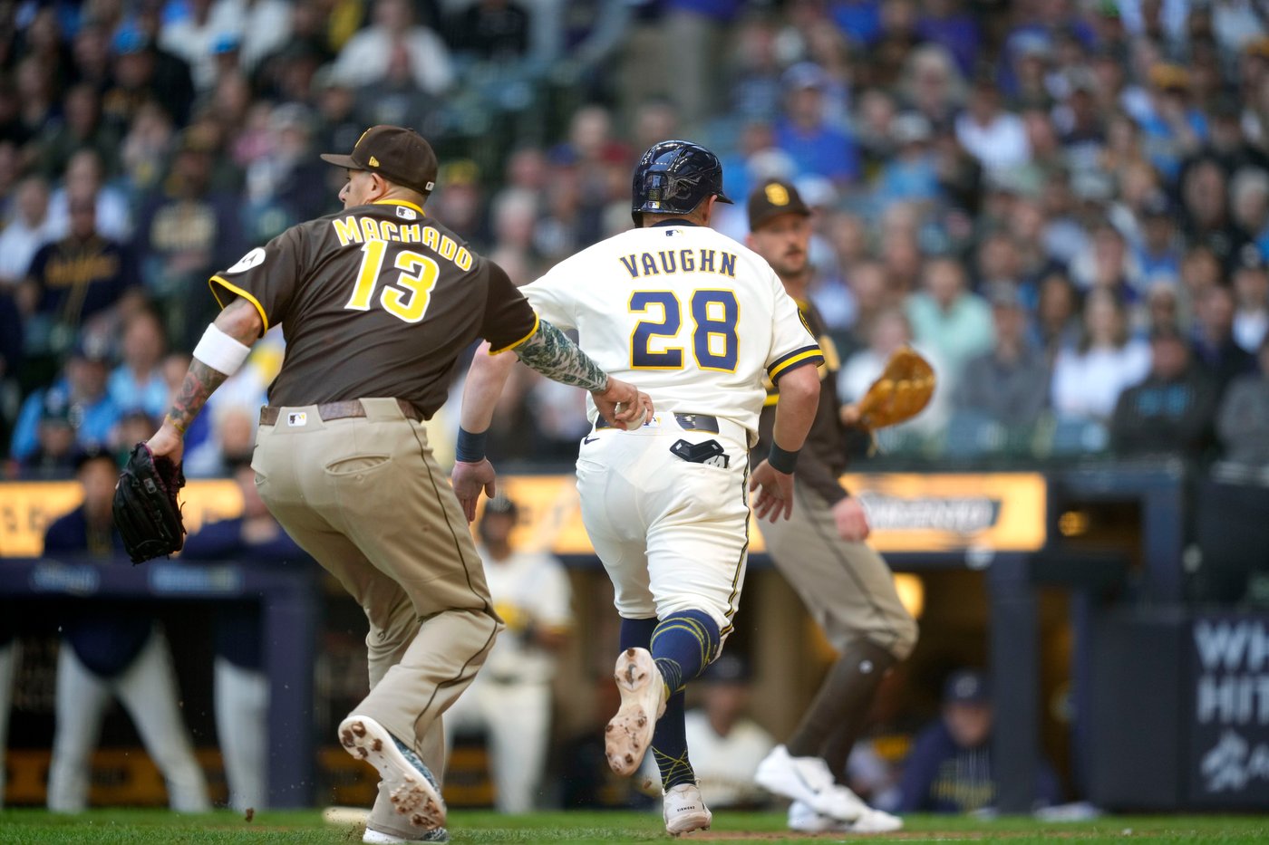 Rengifo has three RBIs and Harrison pitches five shutout innings in Brewers' 7-1 win over Padres | iNFOnews.ca