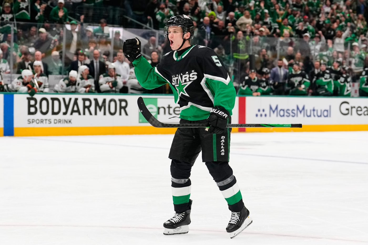 Lundkvist 'lucky' after blade to face while Stars top center Hintz tore hamstring in two spots | iNFOnews.ca