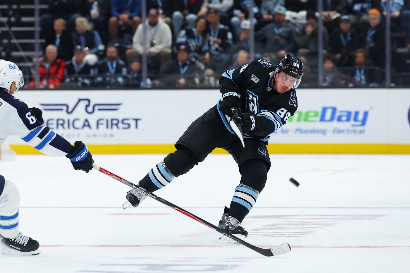 Schmaltz scores twice as Mammoth ground Jets 5-3 | iNFOnews.ca