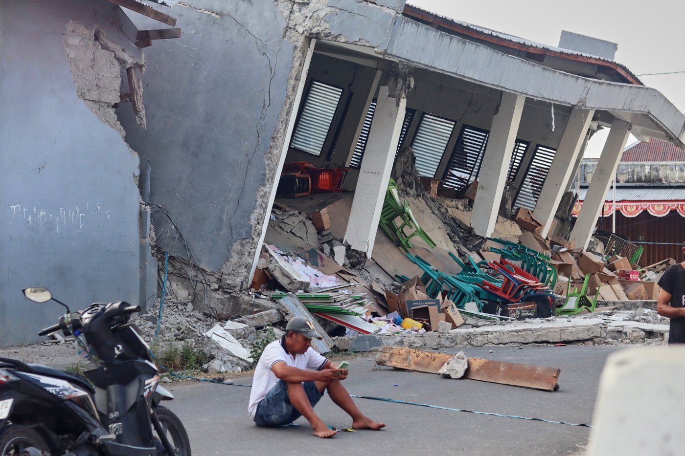 People await aid after powerful earthquake in Indonesia, in photos | iNFOnews.ca