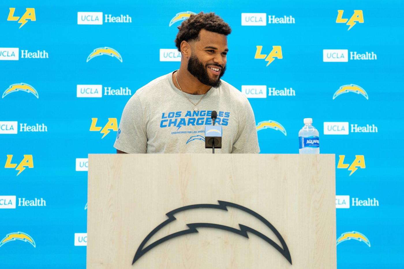 Chargers bet on the trenches, adding an edge rusher and a center-turned-guard in the draft | iNFOnews.ca