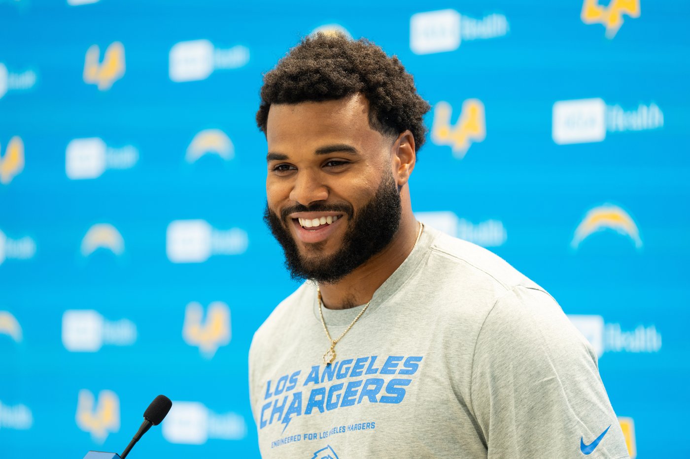 Chargers bet on the trenches, adding an edge rusher and a center-turned-guard in the draft | iNFOnews.ca