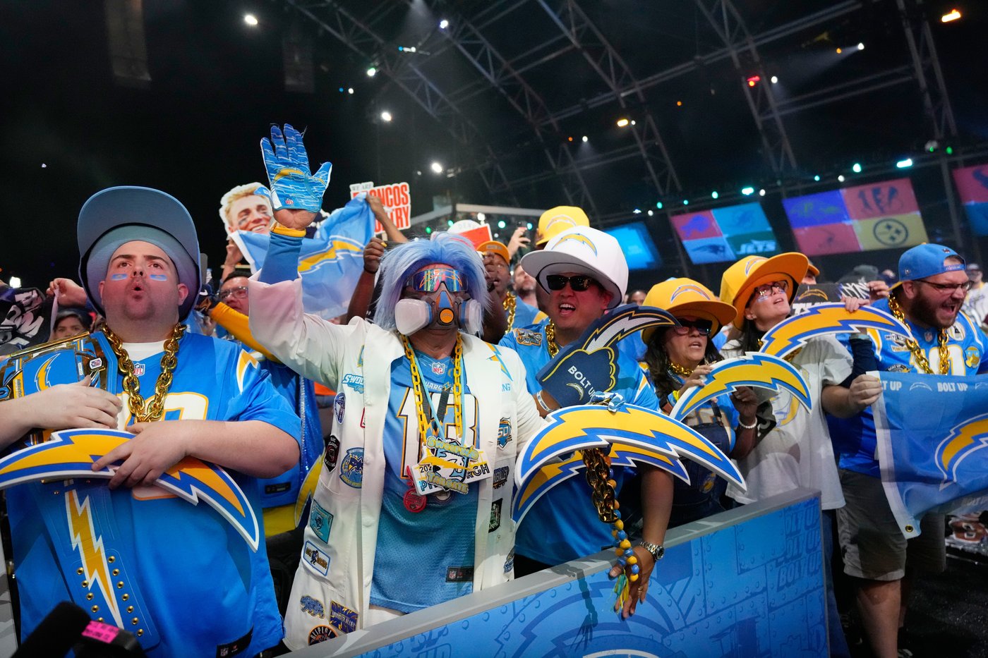 Chargers bet on the trenches, adding an edge rusher and a center-turned-guard in the draft | iNFOnews.ca