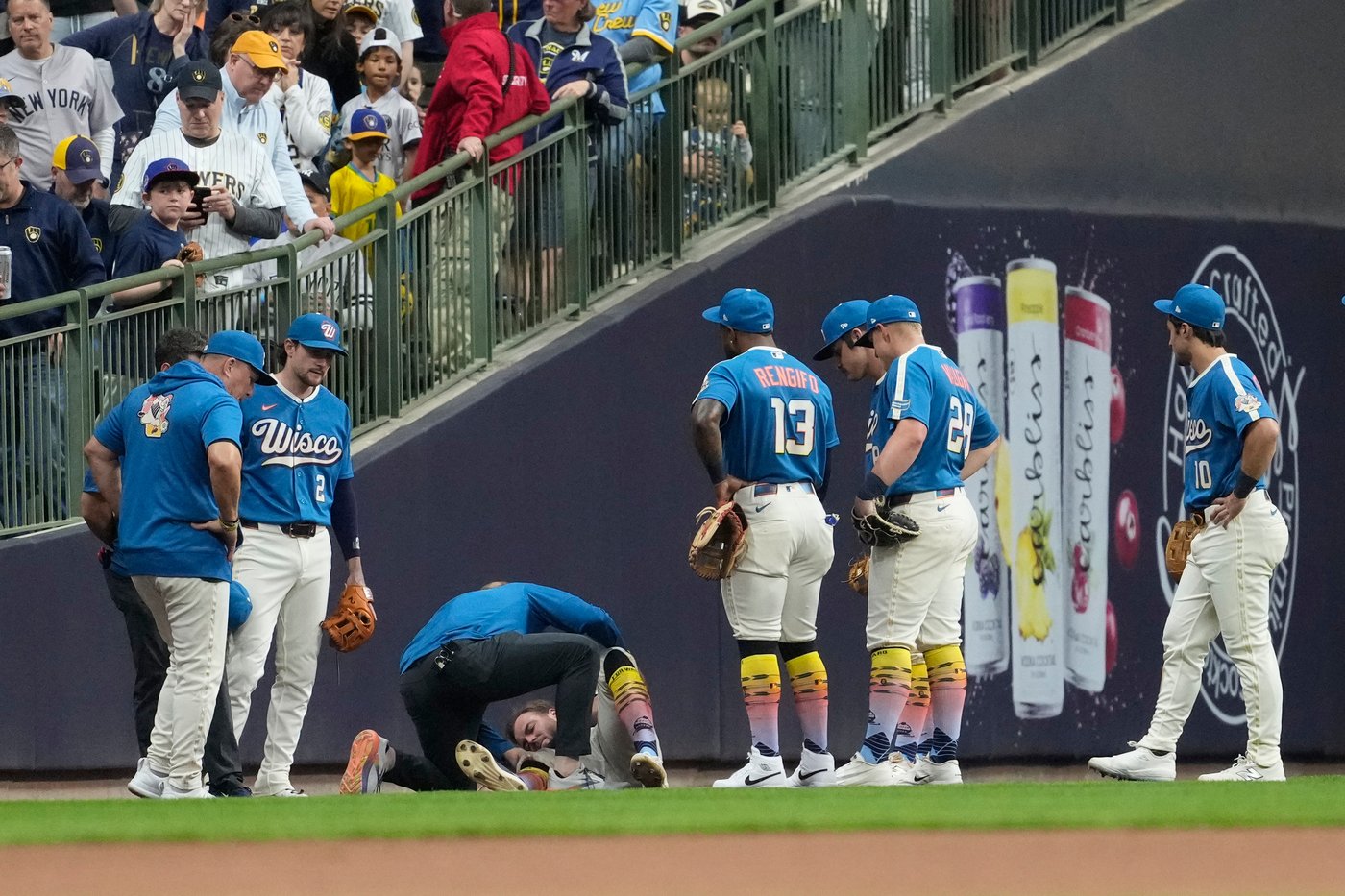 Brewers' Brandon Lockridge is relieved his right knee injury isn't worse after he crashed into wall | iNFOnews.ca