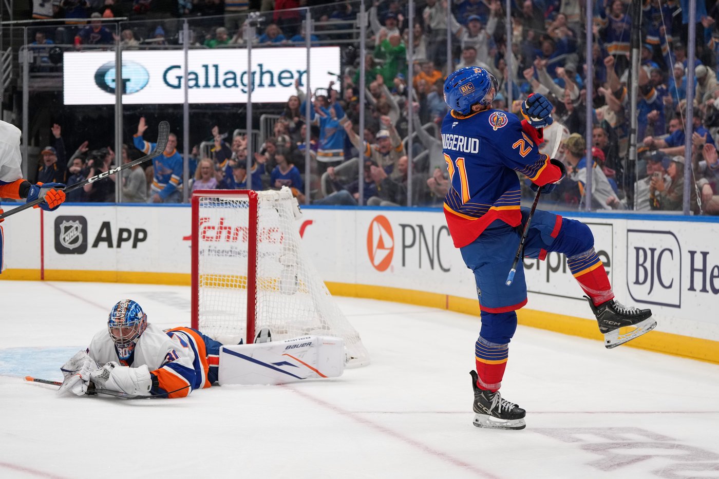 Barzal scores OT winner to cap rally, and Islanders edge Blues 4-3 | iNFOnews.ca
