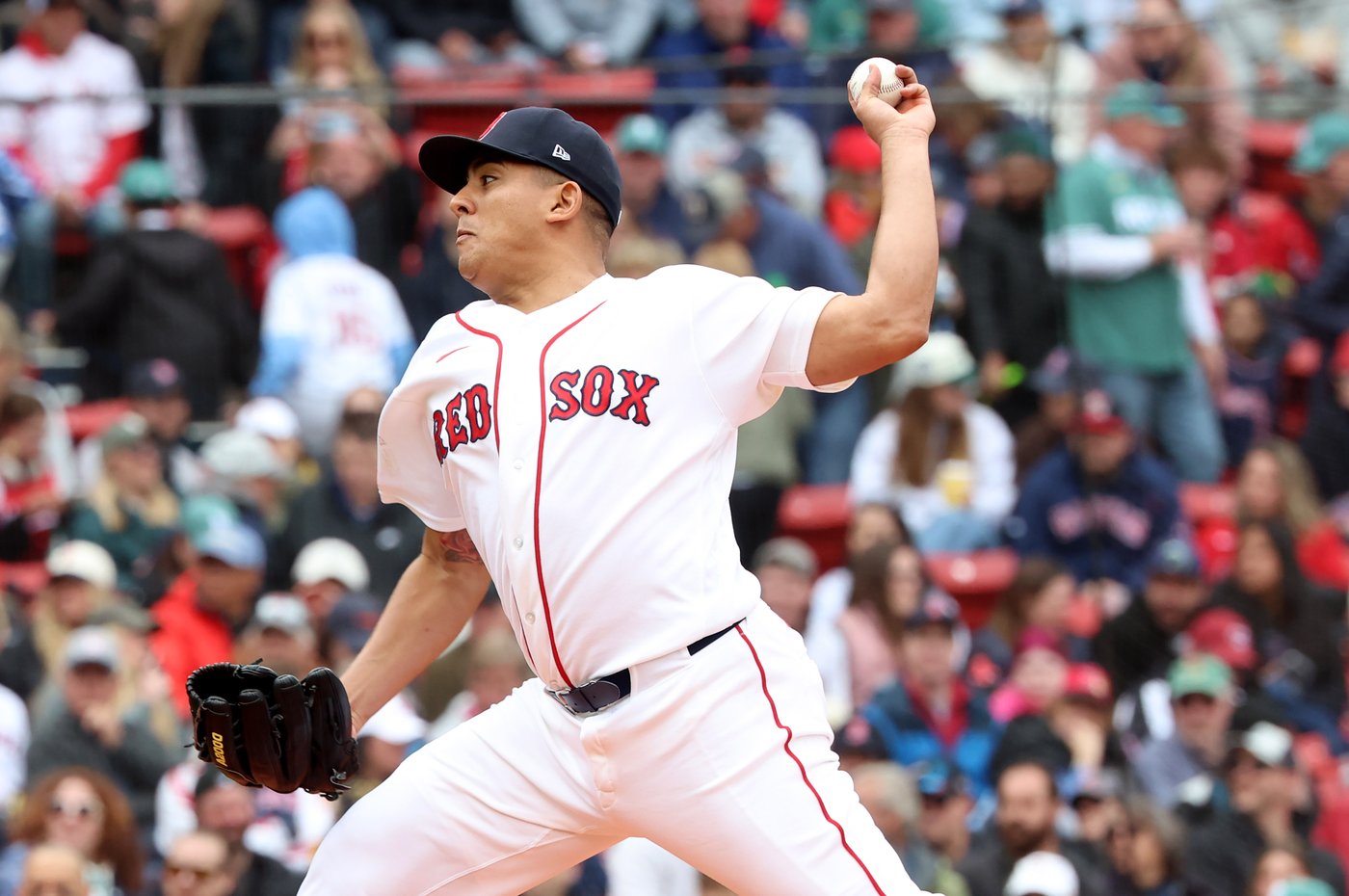 Red Sox starter Suárez leaves loss to Astros after 4 innings due to hamstring tightness | iNFOnews.ca