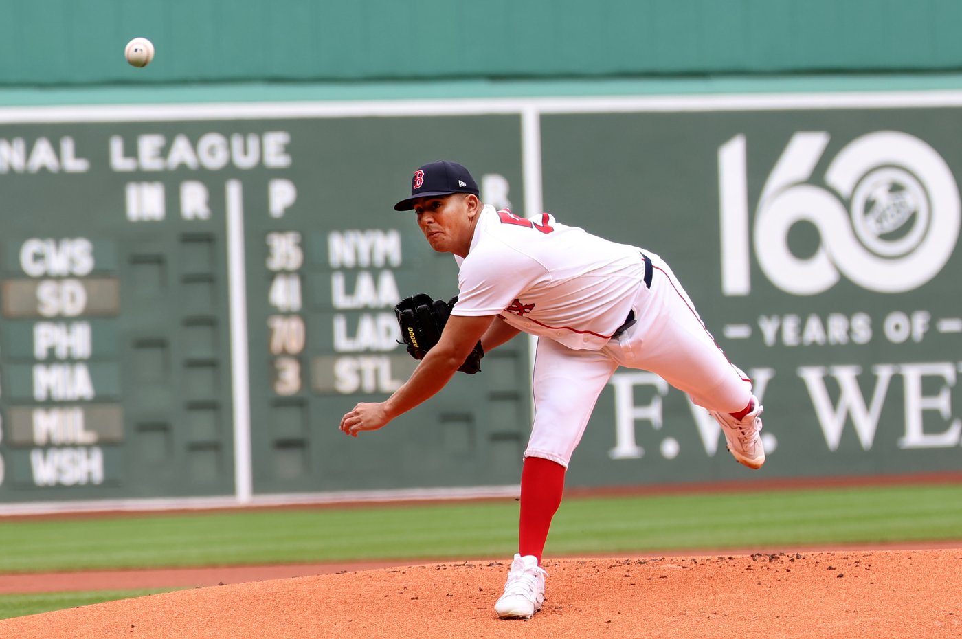 Red Sox starter Suárez leaves loss to Astros after 4 innings due to hamstring tightness | iNFOnews.ca