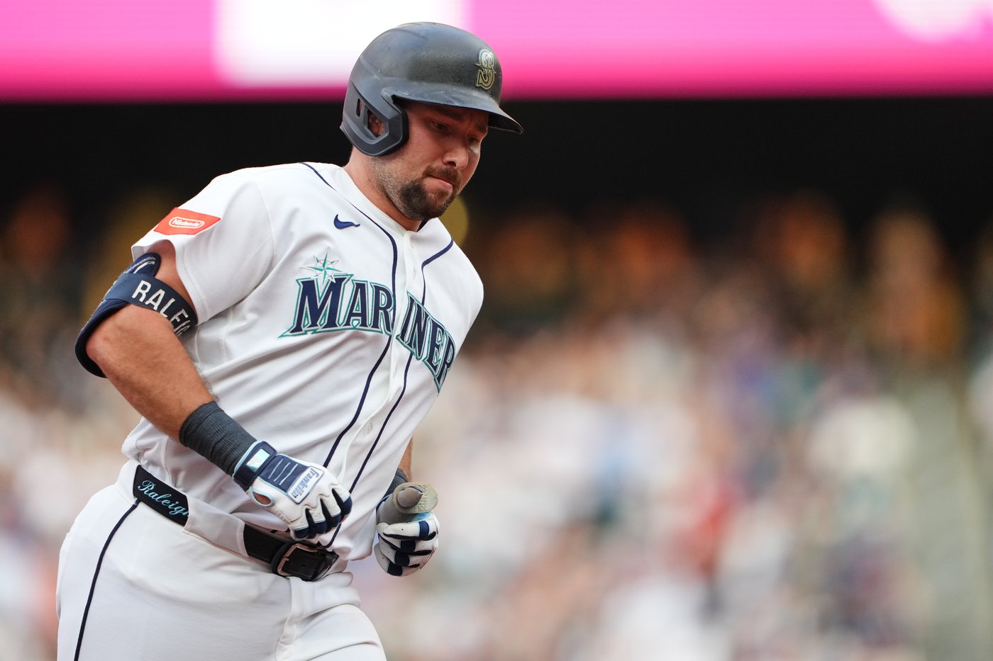 Slugger Cal Raleigh extends homer streak to 4 at-bats and ties Mariners' record | iNFOnews.ca