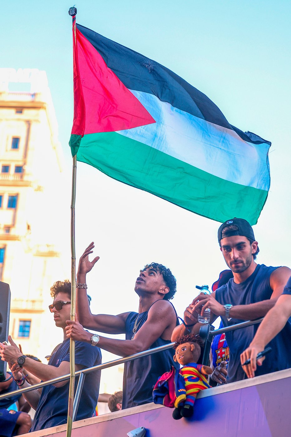 Barcelona star Lamine Yamal waves Palestinian flag during title parade | iNFOnews.ca