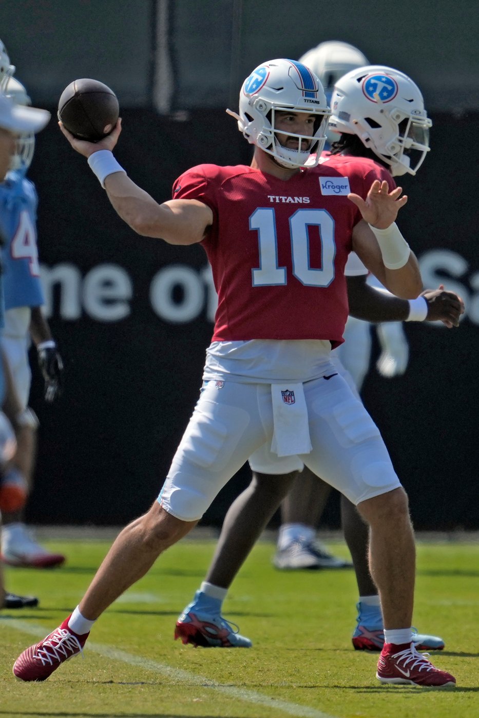 Titans QB Mitchell Trubisky leaves practice early to get his right biceps checked | iNFOnews.ca Titans QB Mitchell Trubisky leaves practice early to get his right biceps checked | iNFOnews.ca
