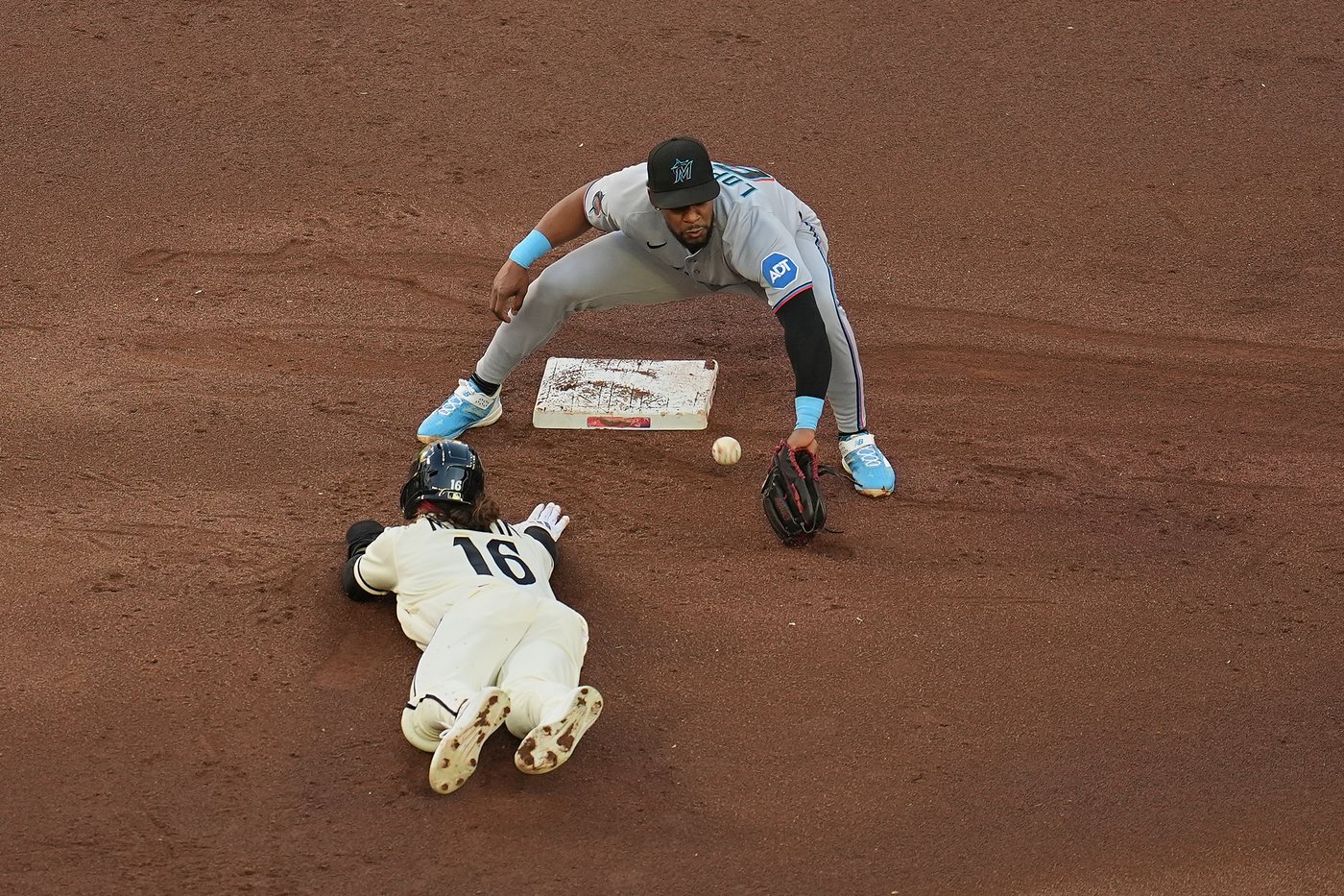 Jiménez, Edwards lead Marlins' attack in 9-5 win over Twins | iNFOnews.ca