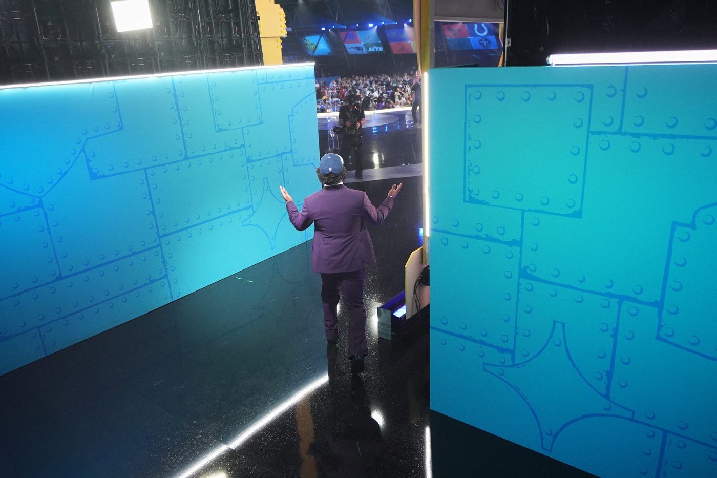 Cowboys get Ohio State's Downs and UCF's Lawrence in NFL draft after moving twice in 1st round | iNFOnews.ca