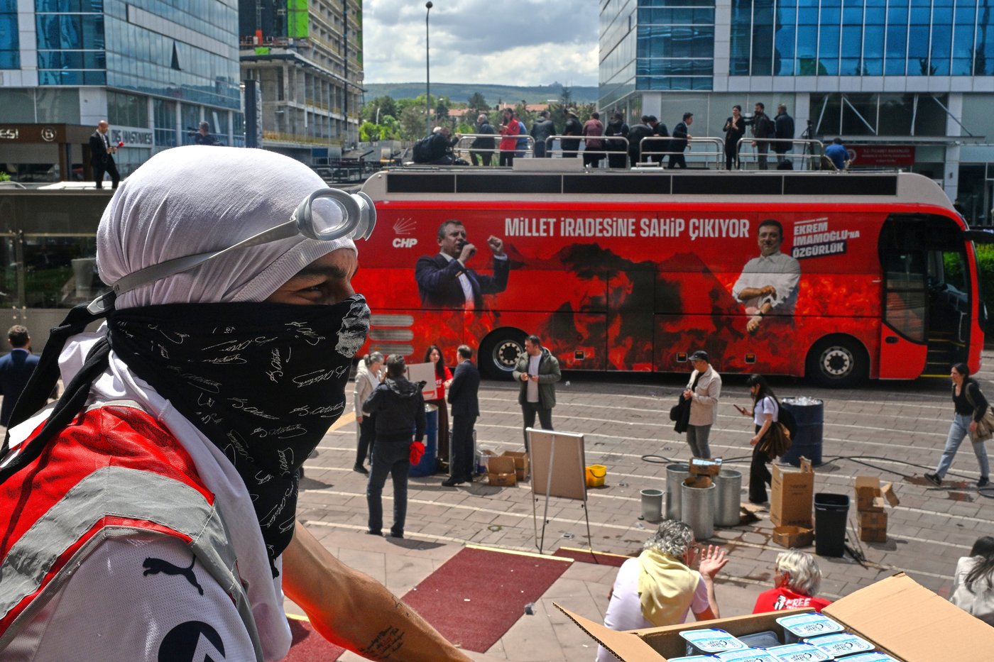 Turkish police storm offices of main opposition CHP party, firing tear gas and rubber bullets | iNFOnews.ca