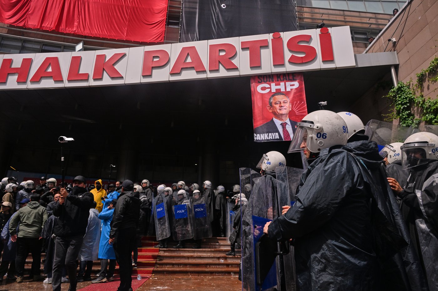 Turkish police storm offices of main opposition CHP party, firing tear gas and rubber bullets | iNFOnews.ca