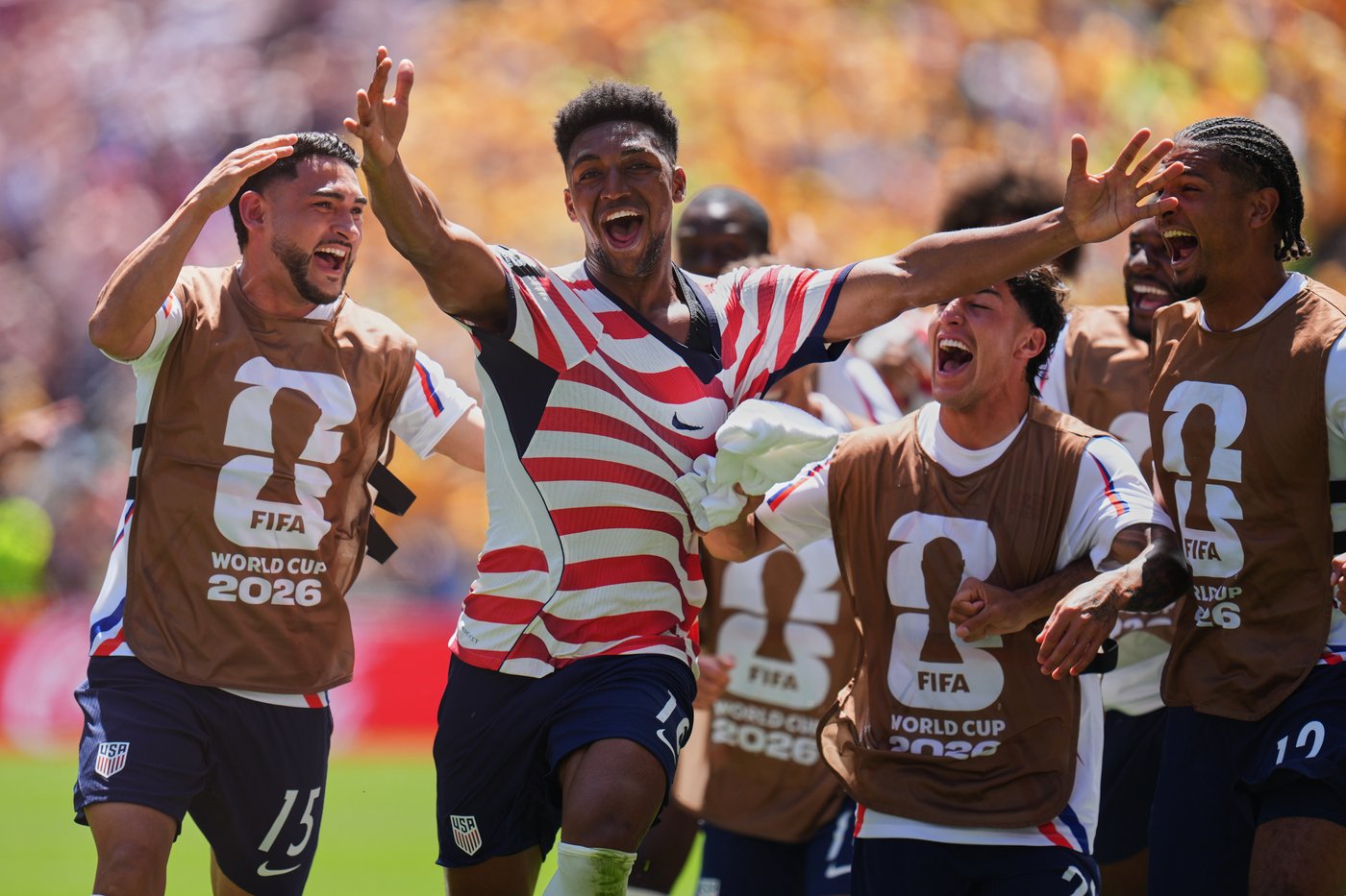 US reaches World Cup knockout round and wins its group with 2nd straight victory, 2-0 over Australia | iNFOnews.ca