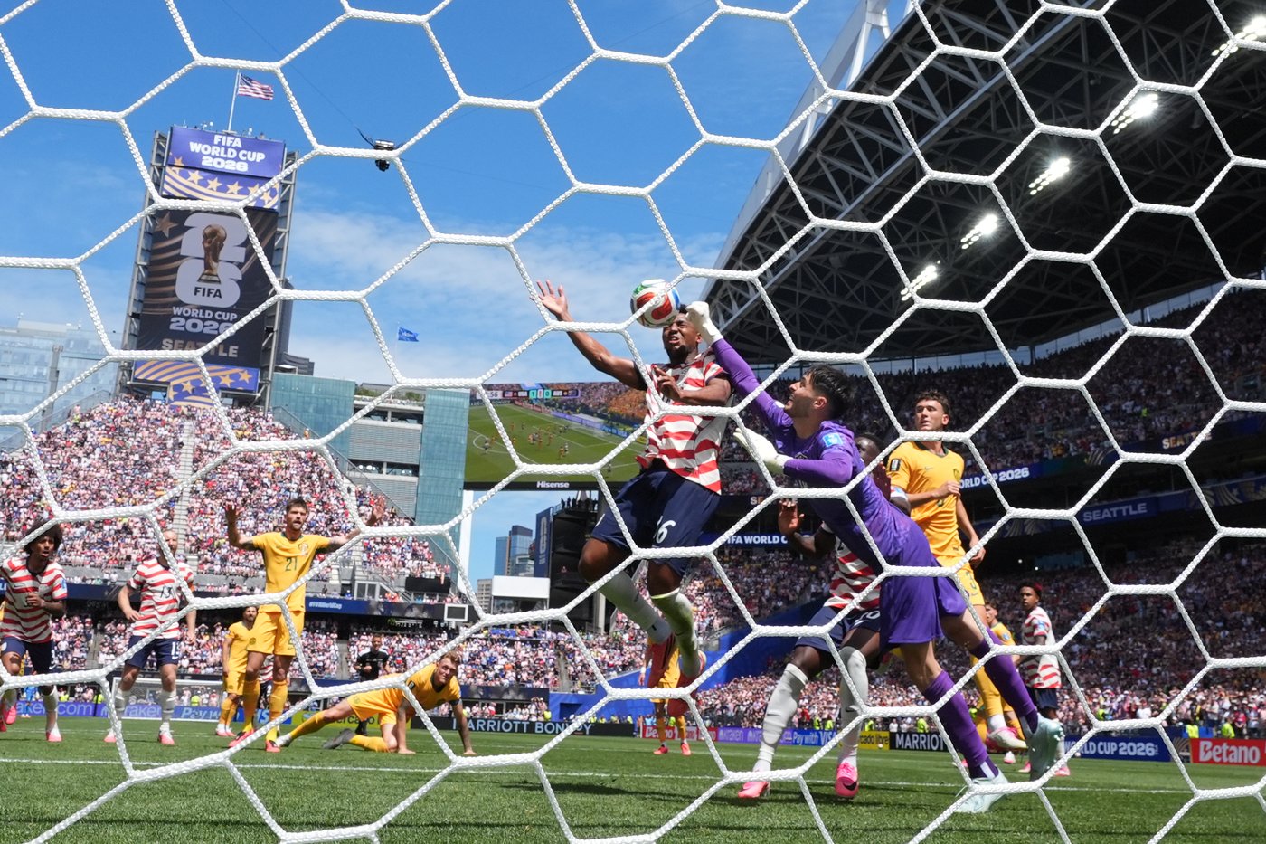 US reaches World Cup knockout round and wins its group with 2nd straight victory, 2-0 over Australia | iNFOnews.ca