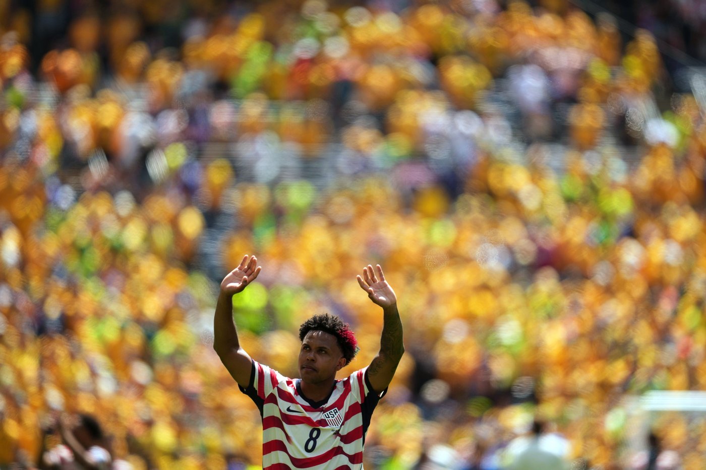 US reaches World Cup knockout round and wins its group with 2nd straight victory, 2-0 over Australia | iNFOnews.ca