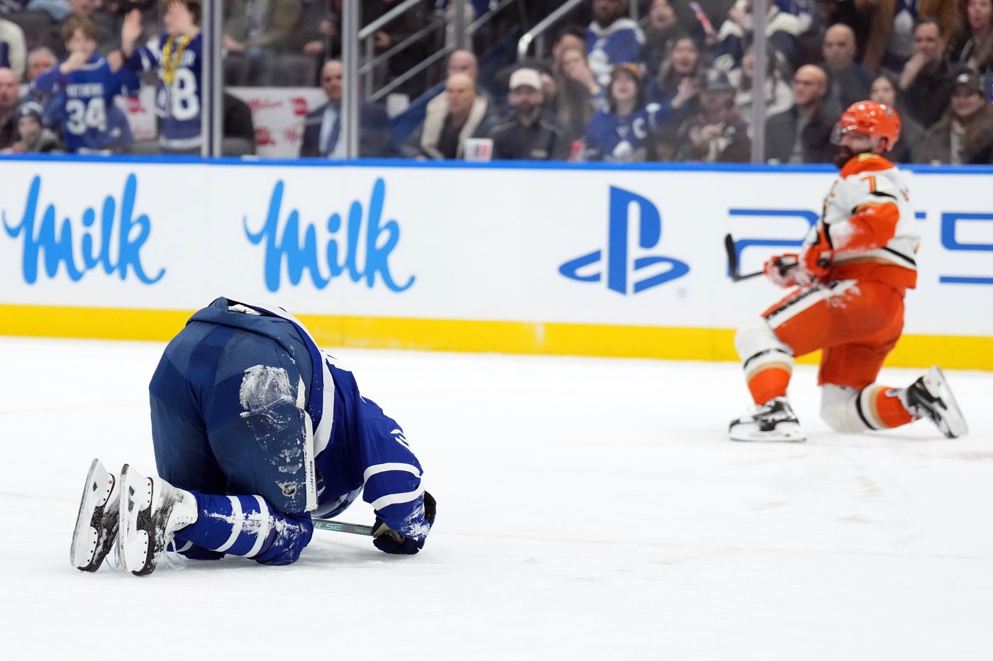Maple Leafs captain Auston Matthews injured after knee-on-knee hit from Ducks' Gudas | iNFOnews.ca Maple Leafs captain Auston Matthews injured after knee-on-knee hit from Ducks' Gudas | iNFOnews.ca