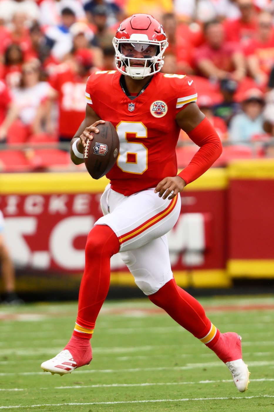 First-round pick Ty Simpson throws 2 TD passes, rallies Rams past Chiefs 20-12 in preseason debut | iNFOnews.ca