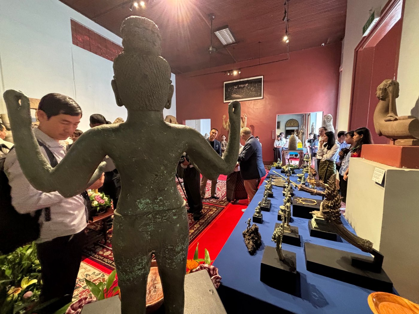 Cambodia takes back looted historic artifacts handled by British art dealer | iNFOnews.ca
