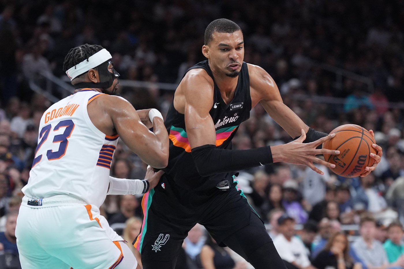 Spurs beat the Suns 121-94 in Austin for their 7th straight win | iNFOnews.ca