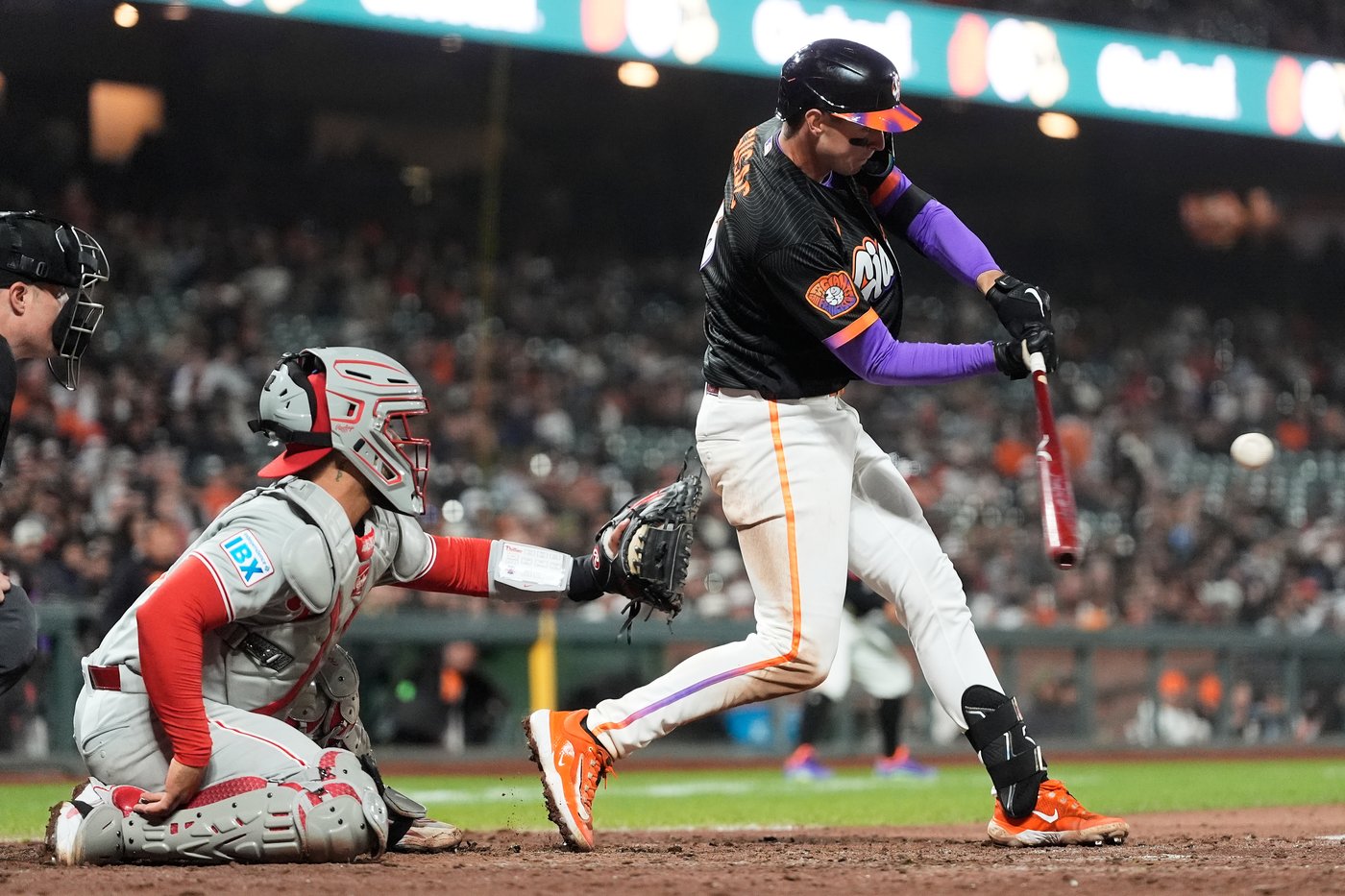 Robbie Ray pitches Giants past Phillies 6-0 to stop 4-game slide | iNFOnews.ca