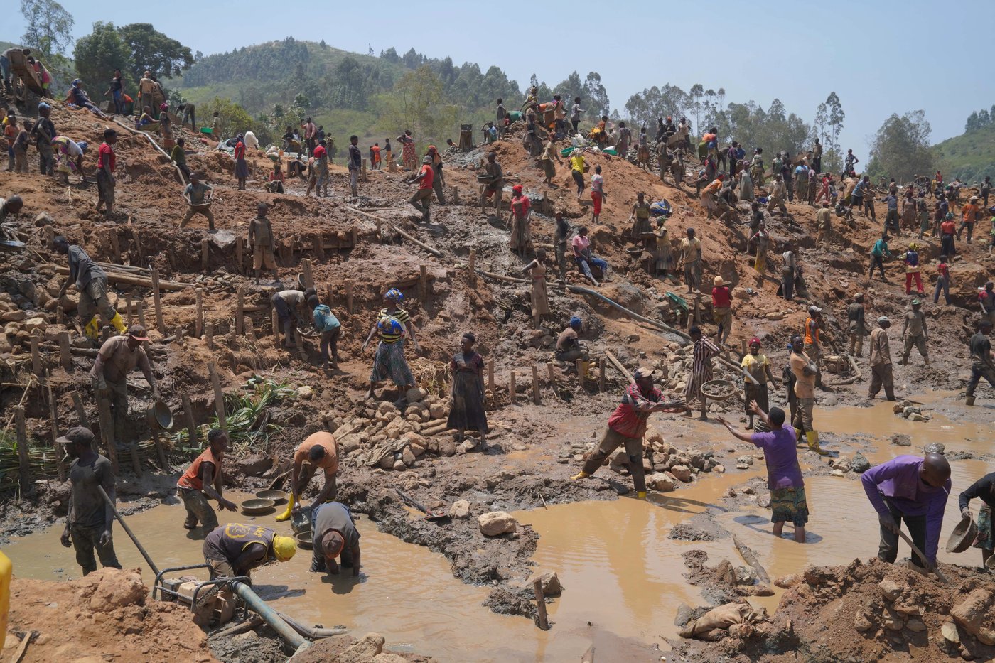 Mobile gold miners in eastern Congo complicate health workers' efforts to contain Ebola | iNFOnews.ca Mobile gold miners in eastern Congo complicate health workers' efforts to contain Ebola | iNFOnews.ca