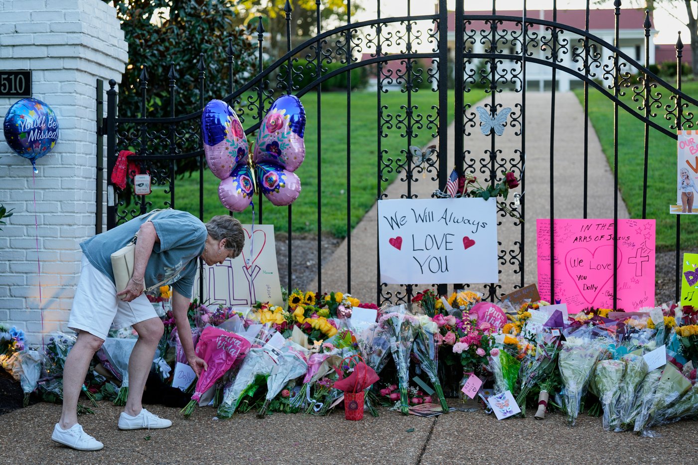 From Los Angeles to Nashville, fans remember Dolly Parton, in photos | iNFOnews.ca