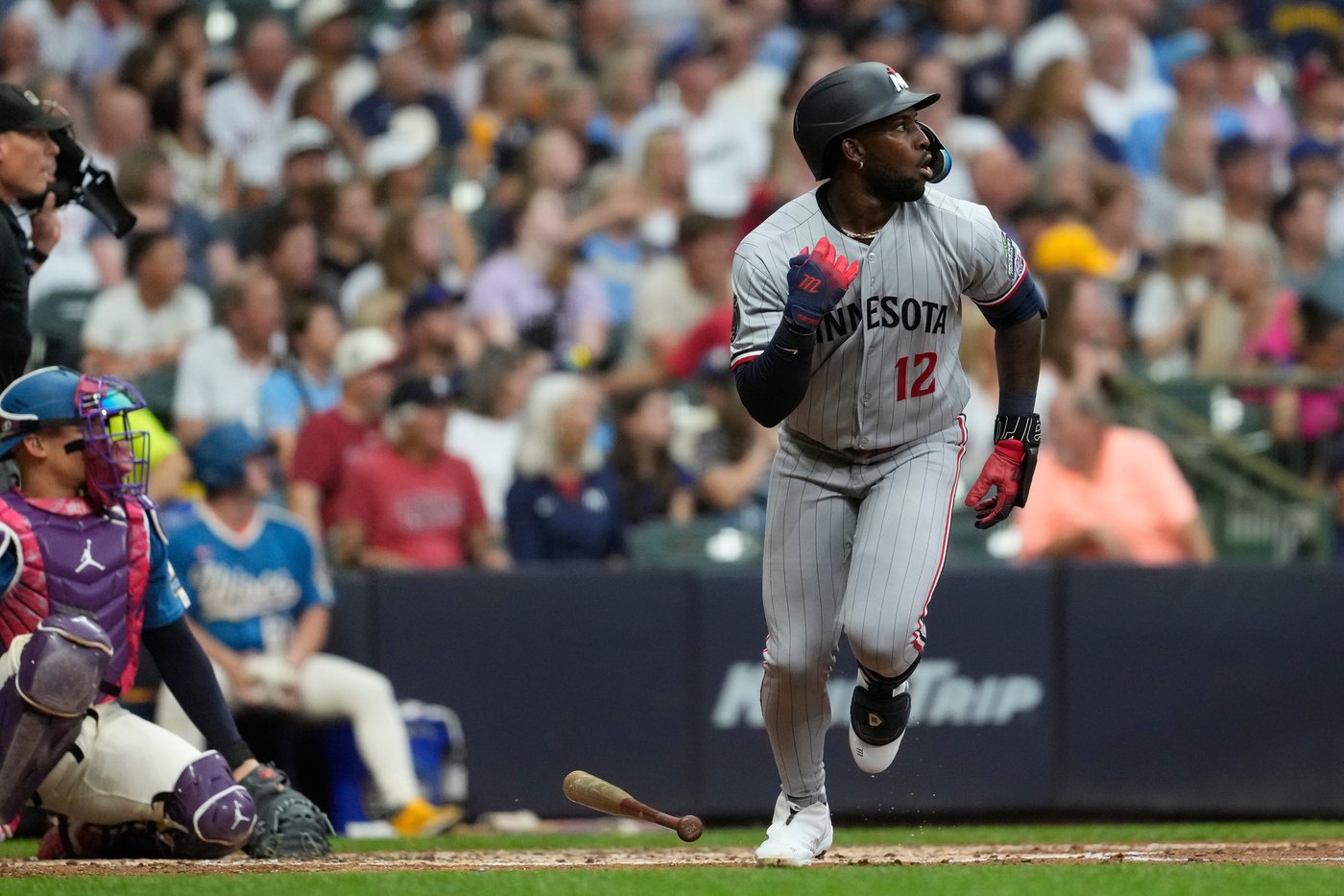 Josh Bell sparks comeback as Twins rally to beat Brewers, 8-6 | iNFOnews.ca
