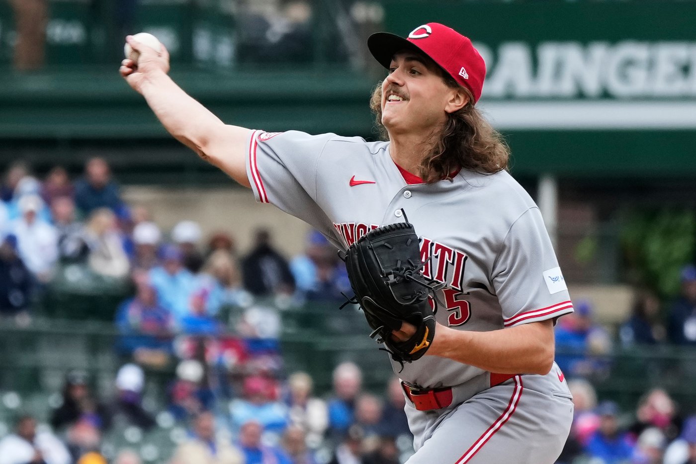 Cincinnati Reds starter Rhett Lowder exits with right shoulder discomfort at Chicago Cubs | iNFOnews.ca