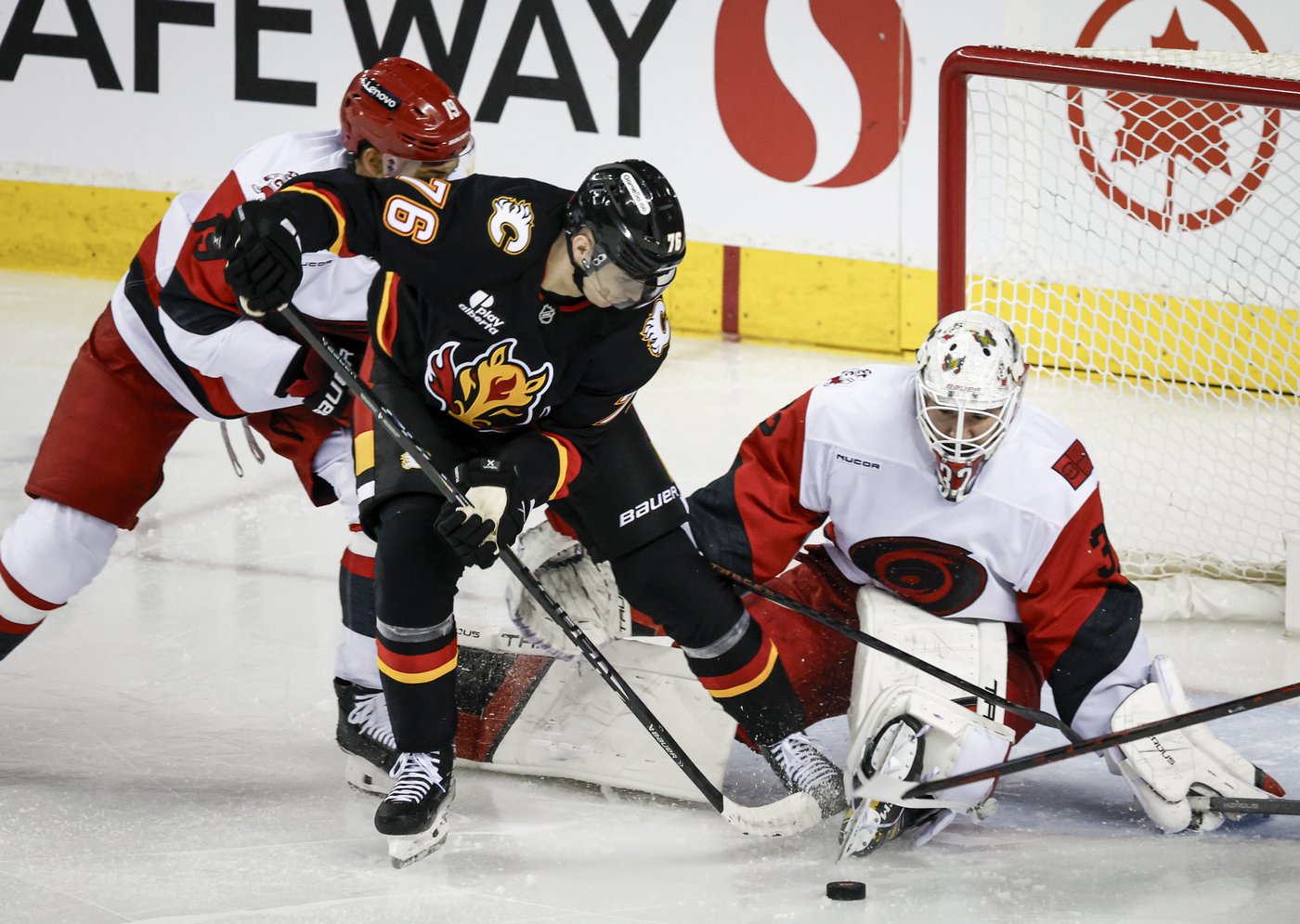 Farabee leads Flames to 5-4 win over Hurricanes | iNFOnews.ca