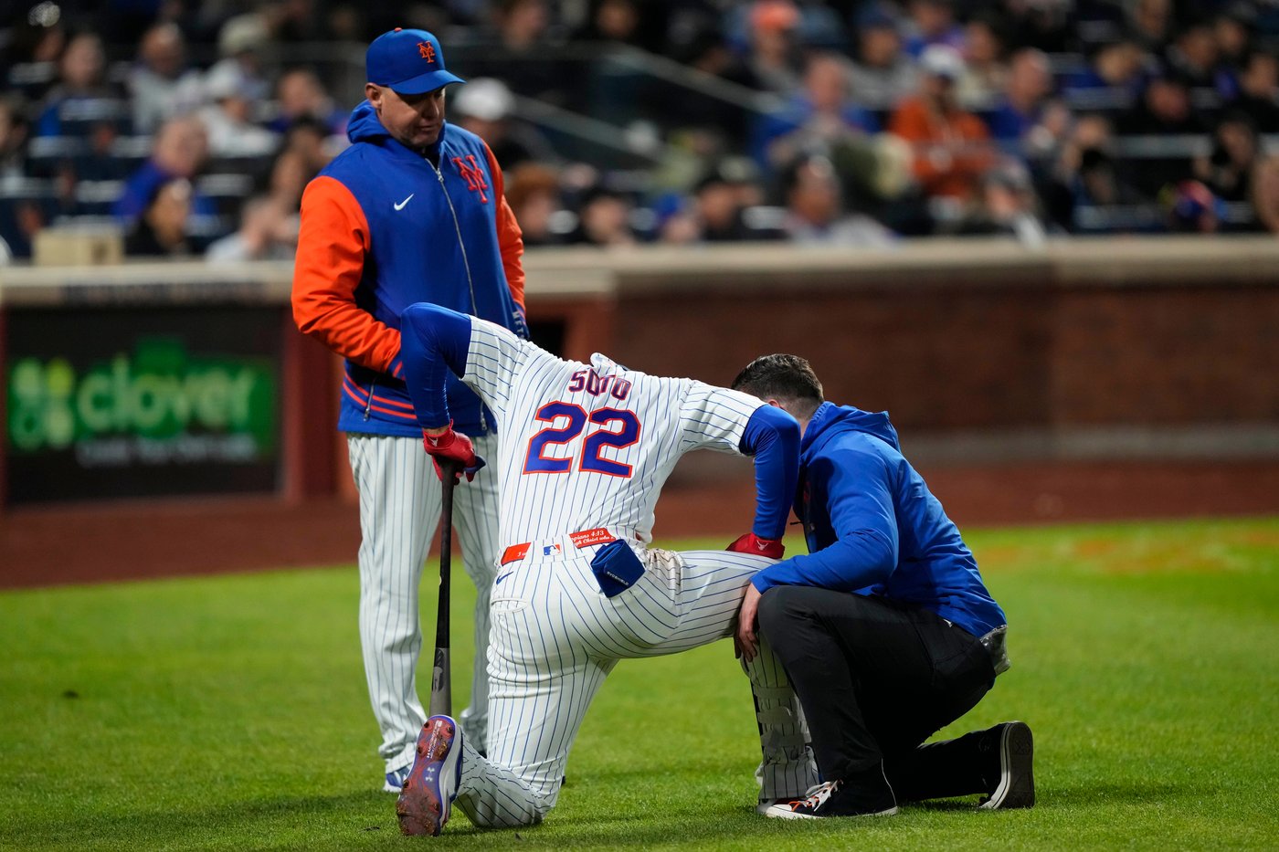Mets' Juan Soto leaves game after fouling ball off right foot, X-rays negative | iNFOnews.ca