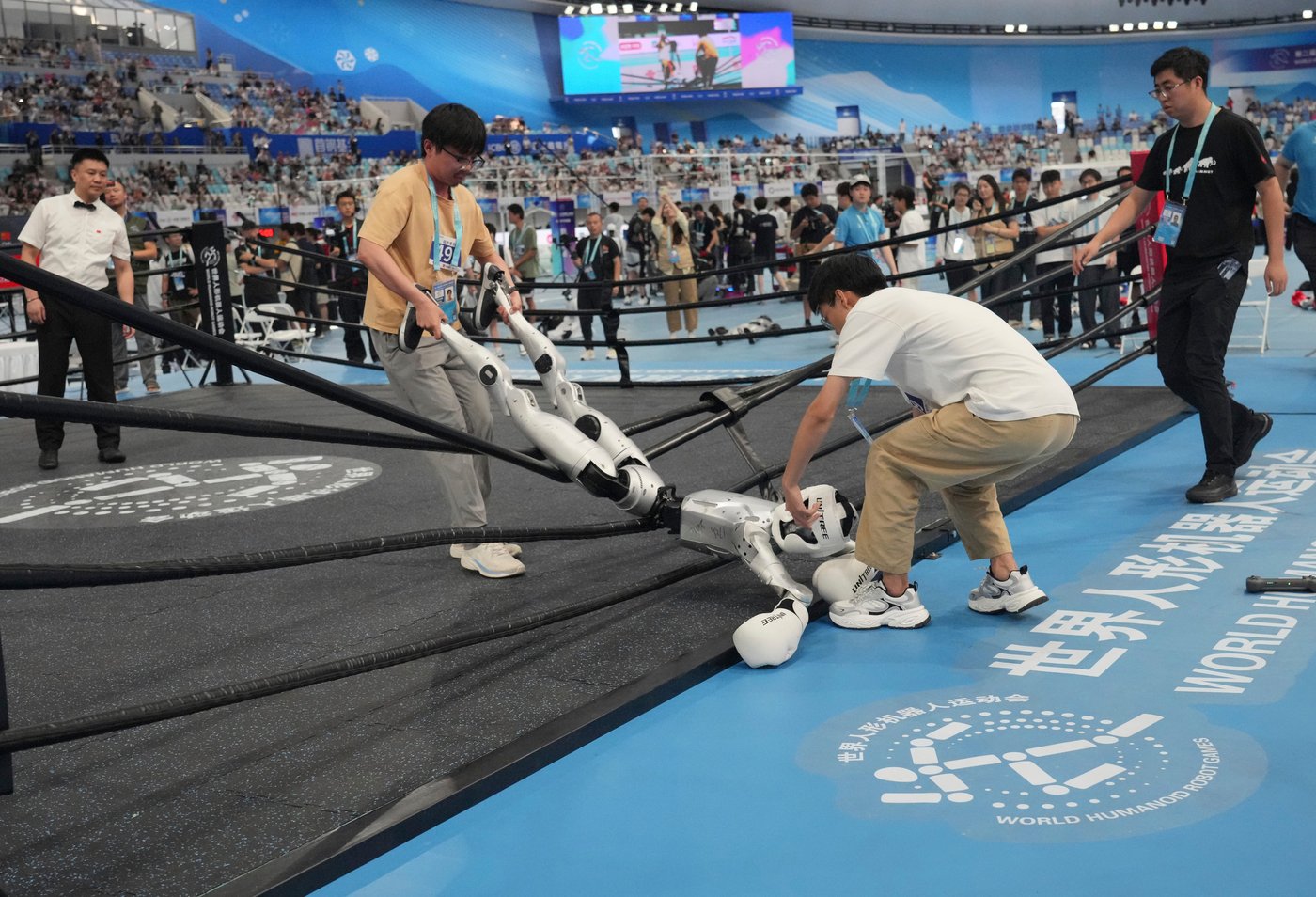 Humanoid robots sprint, play soccer and set records at Beijing games, in photos | iNFOnews.ca