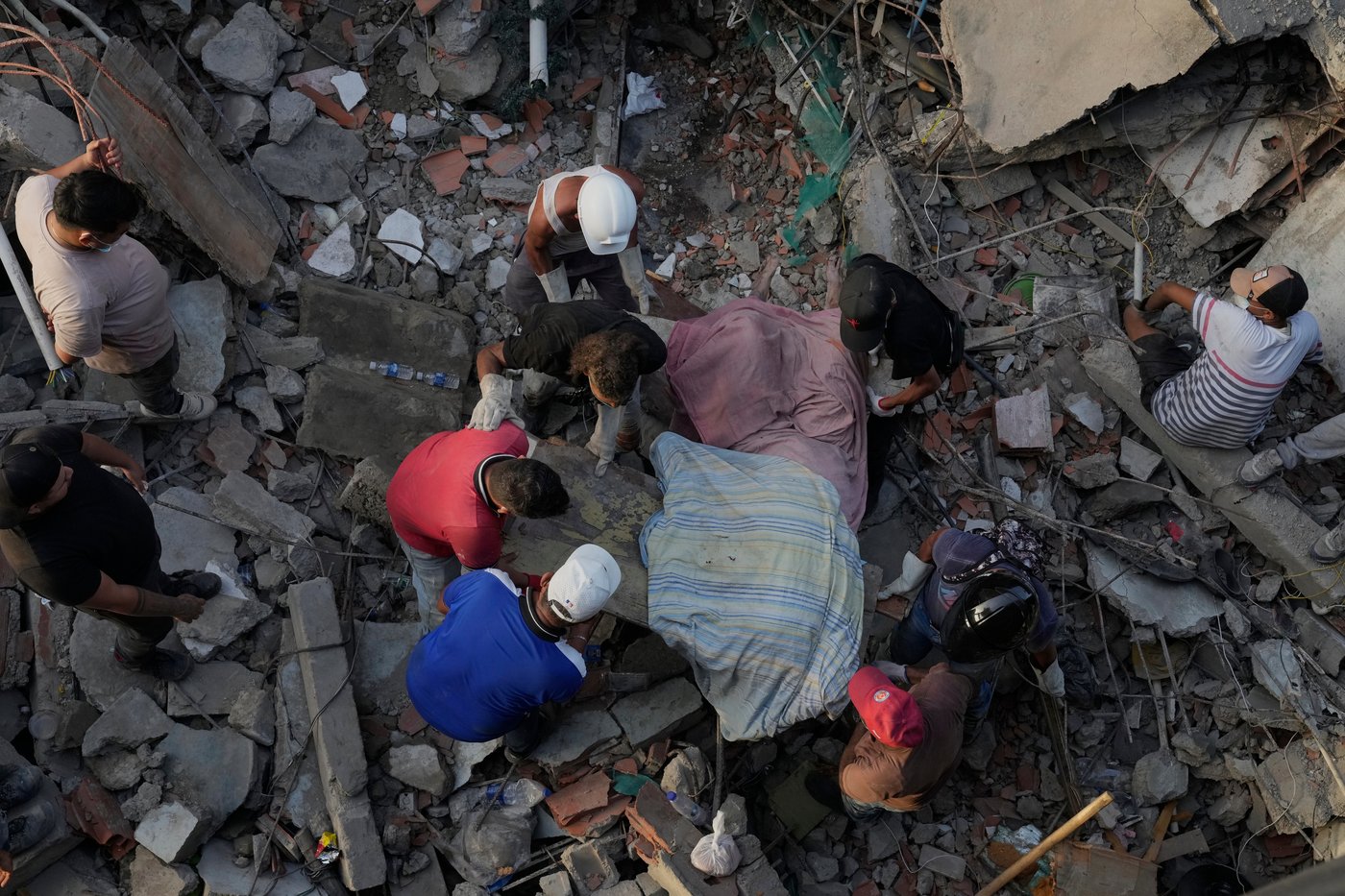 Venezuelans take search for the missing into their own hands as earthquake death toll climbs | iNFOnews.ca