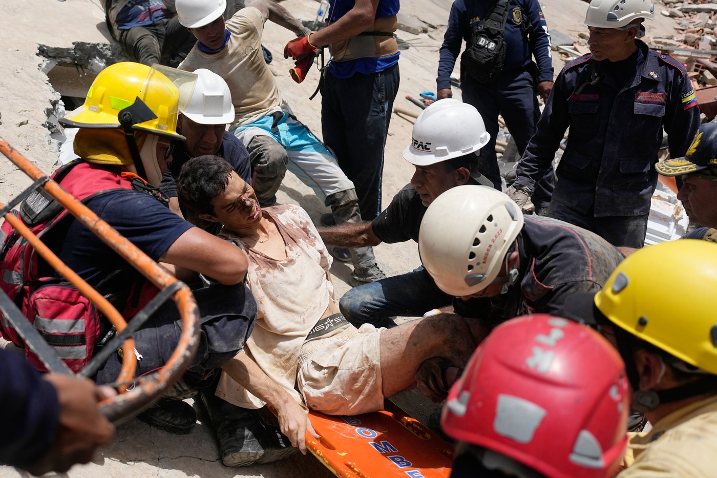 Venezuelans take search for the missing into their own hands as earthquake death toll climbs | iNFOnews.ca