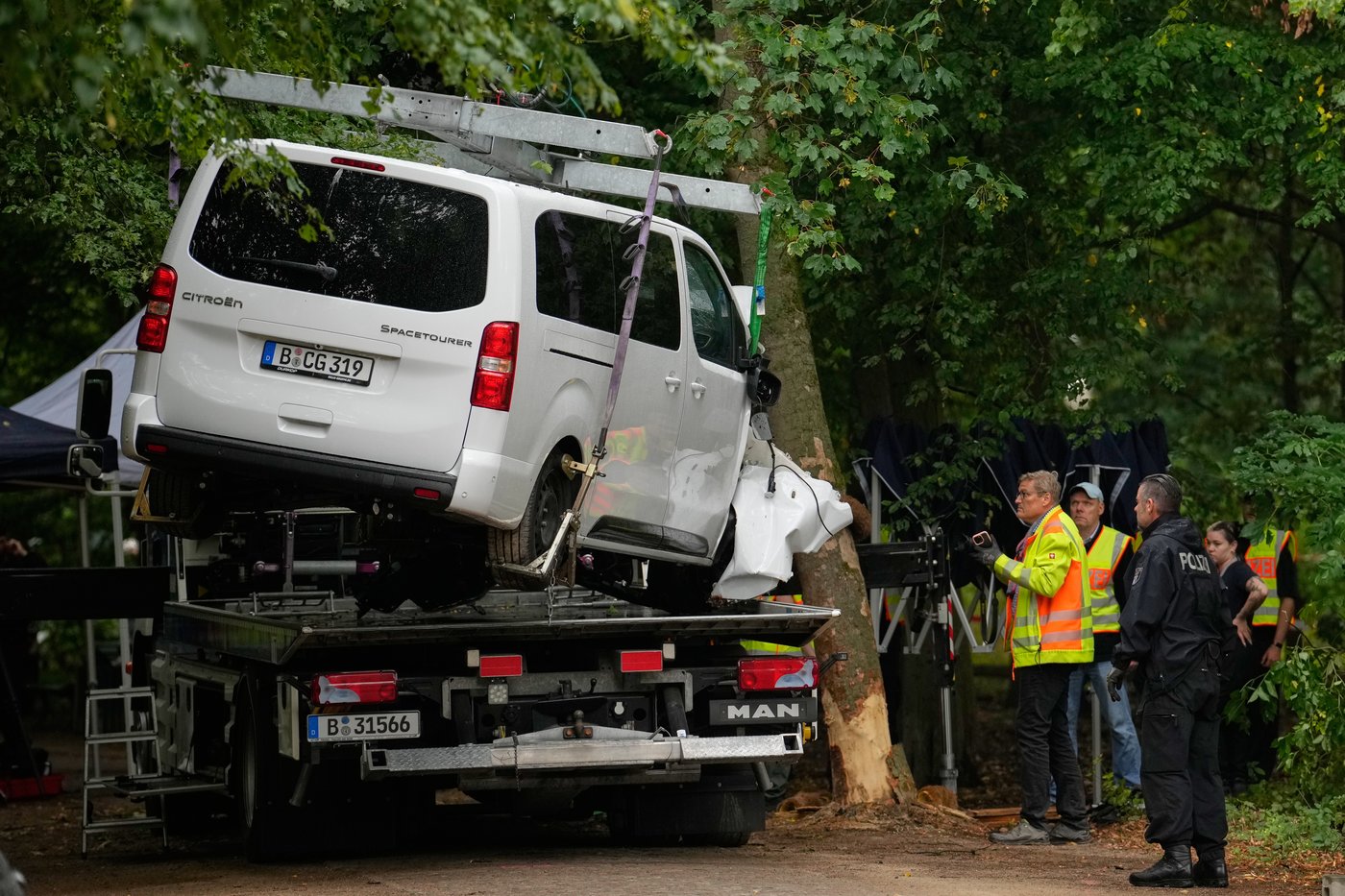 Photos show the aftermath of a van-ramming attack near Berlin's Pride Festival | iNFOnews.ca