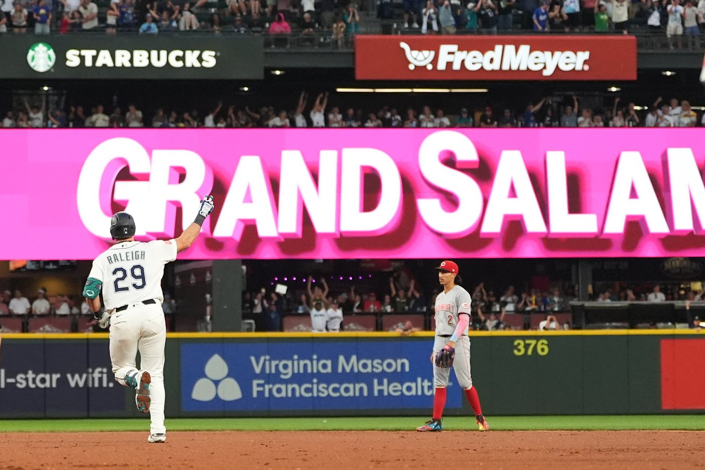 Reds intentionally load bases for slumping Mariners slugger Cal Raleigh, who makes Francona pay | iNFOnews.ca Reds intentionally load bases for slumping Mariners slugger Cal Raleigh, who makes Francona pay | iNFOnews.ca