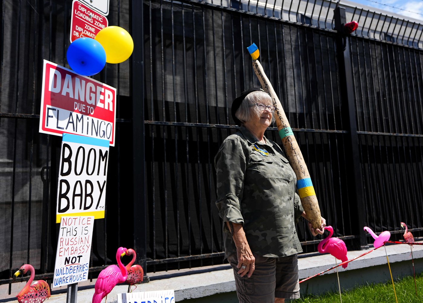Russian embassy protesters keep daily picket, 4.5 years into Ukraine invasion | iNFOnews.ca