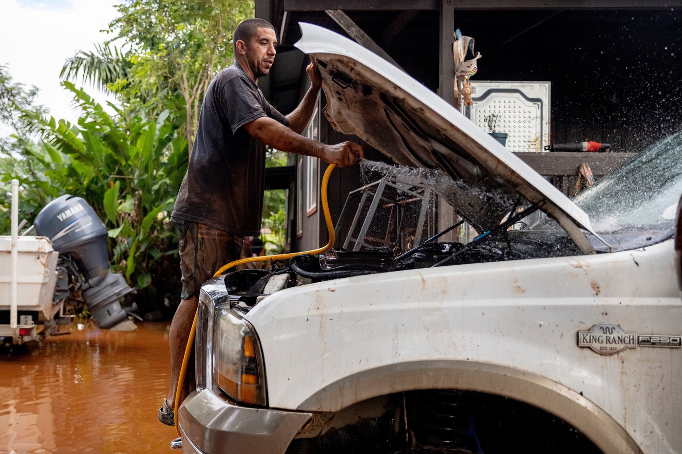 Historic Hawaii floods leave 2,000 people without power | iNwheels