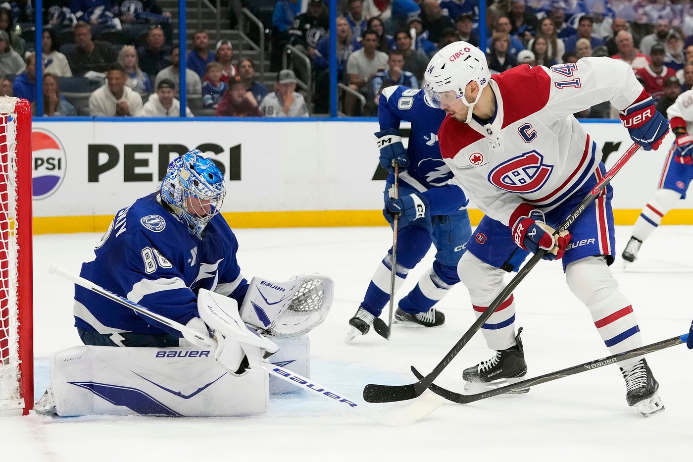 Moser scores in OT as Lightning beat Canadiens 3-2 to tie series 1-1 | iNFOnews.ca