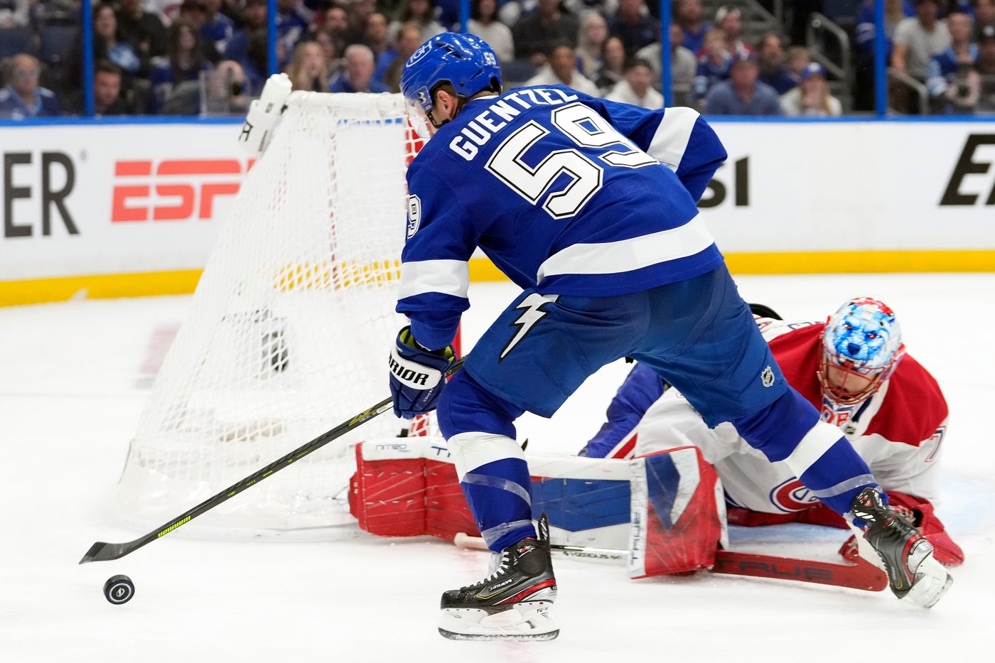 Moser scores in OT as Lightning beat Canadiens 3-2 to tie series 1-1 | iNFOnews.ca