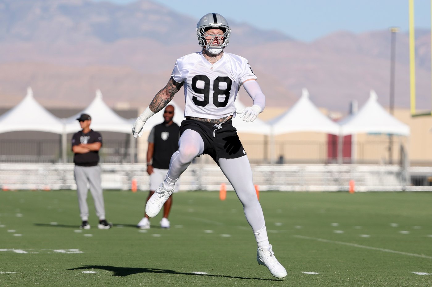 Raiders quarterback Kirk Cousins and Maxx Crosby scuffle late in Friday practice | iNFOnews.ca