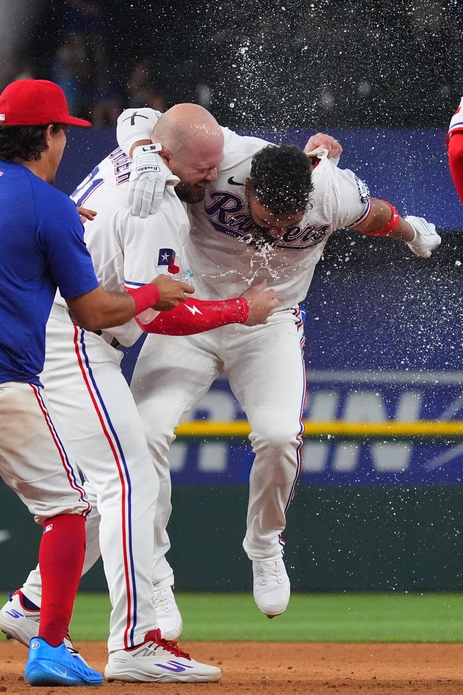 Duran’s RBI single lifts Rangers past Royals 7-6 on a 3-run ninth walk-off | iNFOnews.ca Duran’s RBI single lifts Rangers past Royals 7-6 on a 3-run ninth walk-off | iNFOnews.ca