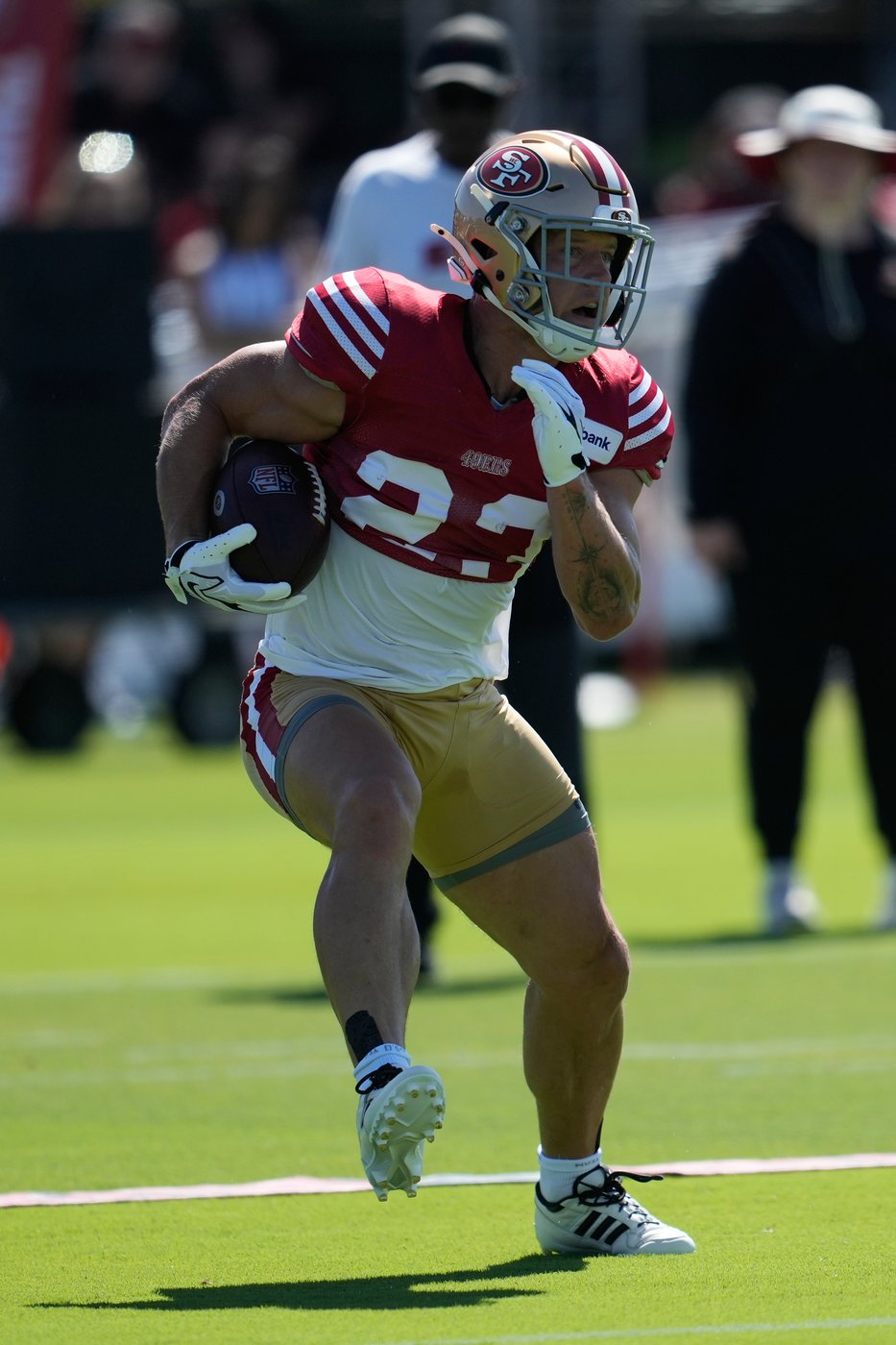 McCaffrey sits out practice with 'tightness' as the 49ers manage his workload | iNFOnews.ca