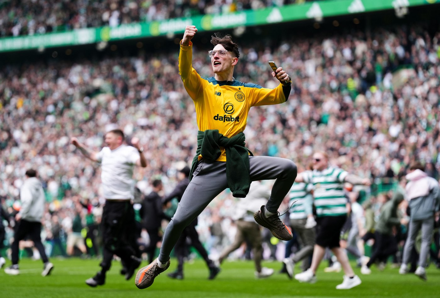 Scottish soccer chiefs 'utterly condemn' field invasion in dramatic Celtic-Hearts title decider | iNFOnews.ca