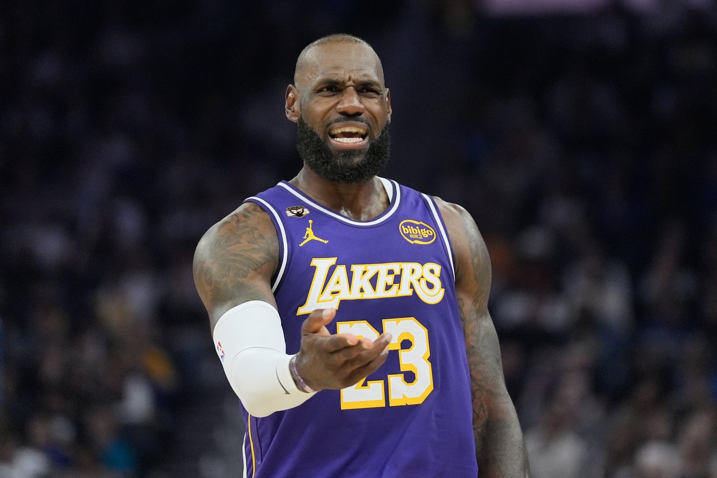 LeBron James has 26 points, 11 assists to lead Lakers past Warriors 119-103 as Stephen Curry sits | iNFOnews.ca