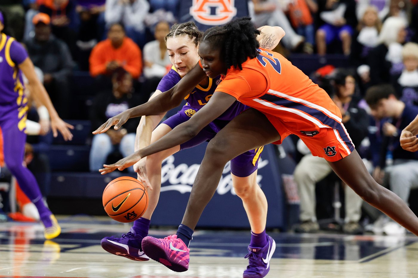 No. 5 LSU bounces back from a midweek loss at Texas and routs Auburn 77-44 | iNFOnews.ca