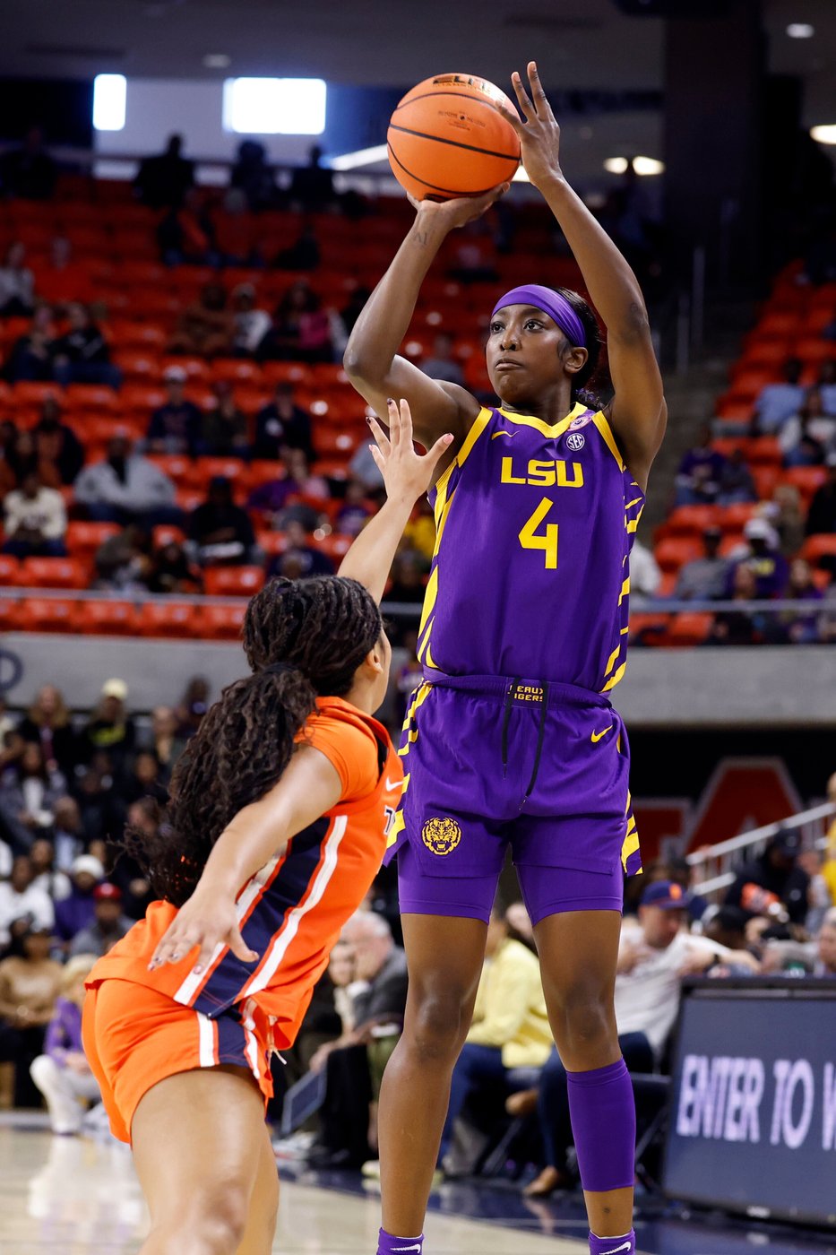 No. 5 LSU bounces back from a midweek loss at Texas and routs Auburn 77-44 | iNFOnews.ca